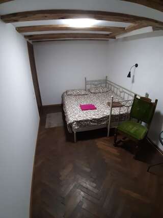 Хостелы Art Hostel Львов Номер с кроватью размера «queen-size» и общей ванной комнатой-6