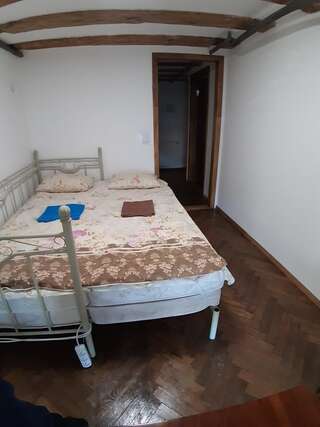 Хостелы Art Hostel Львов Стандартный номер с кроватью размера "queen-size"-7