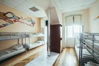 Хостелы Art Hostel Львов Односпальная кровать в общем номере с 10 кроватями-3
